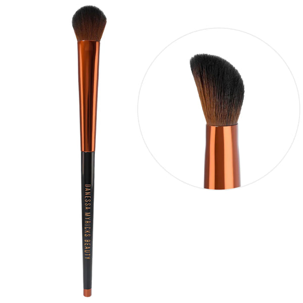 *PREORDEN: Yummy Face 3.0 Targeted All Over Face Conceal & Sculpt Brush- For liquid, Creams or Powders - Danessa Myricks Beauty / Brocha para corregir y esculpir