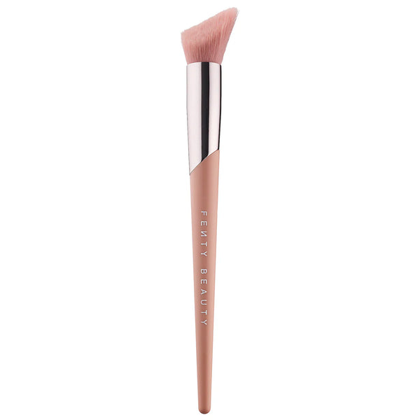 *PREORDEN: Cheek-Hugging Highlight Brush 120 - Fenty Beauty by Rihanna / Brocha para iluminador